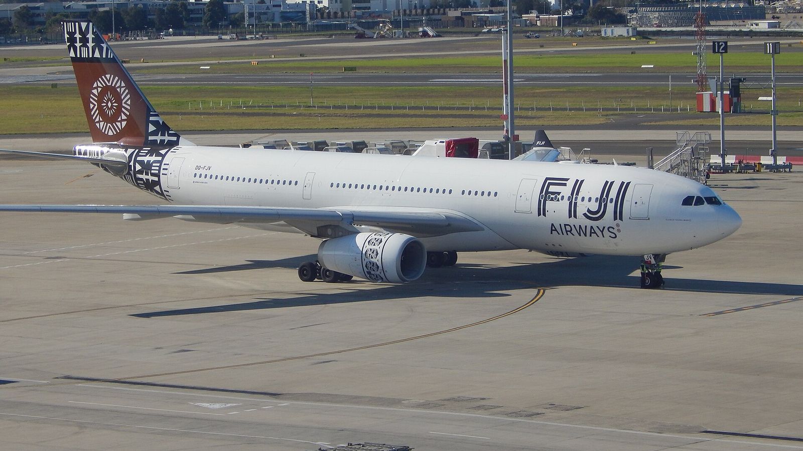 Vliegtuig van Fiji Airways op het platform van Sydney Airport, klaar voor vertrek naar Nadi