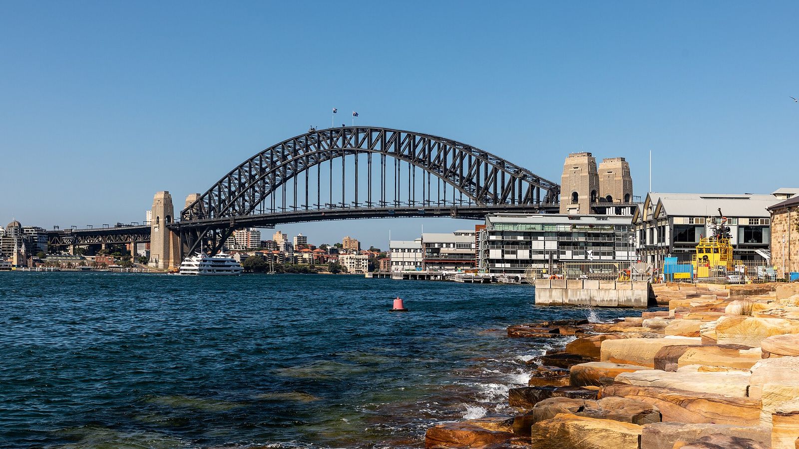 Sydney Harbour Bridge boven het water van de haven op een zonnige dag