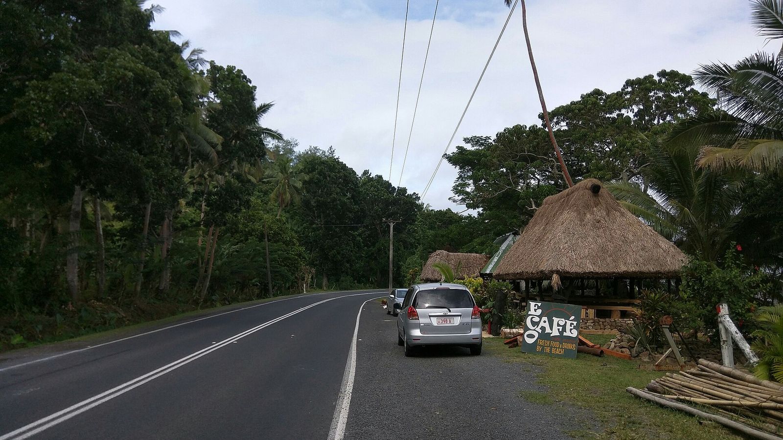 Huurauto aan de kant van de Queens Road tussen groene heuvels op Viti Levu