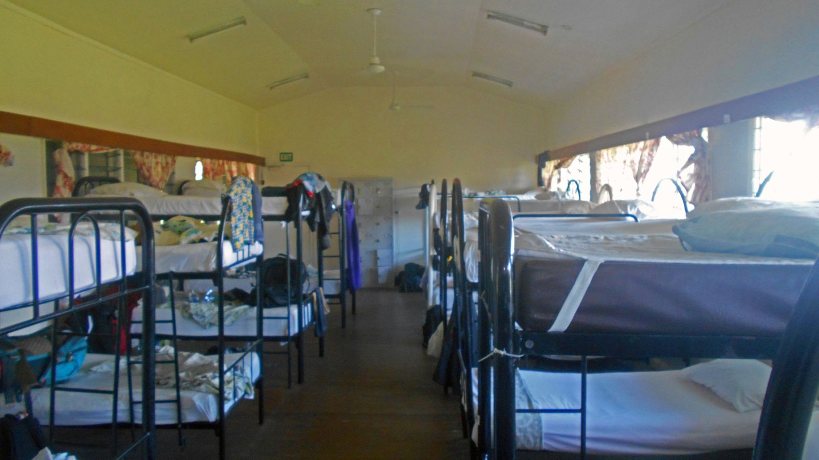 Slaapzaal met stapelbedden in Bambu Backpackers in Nadi