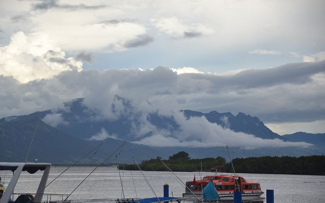 Wolken boven de bergen van Viti Levu, gezien vanaf de jachthaven van Denarau