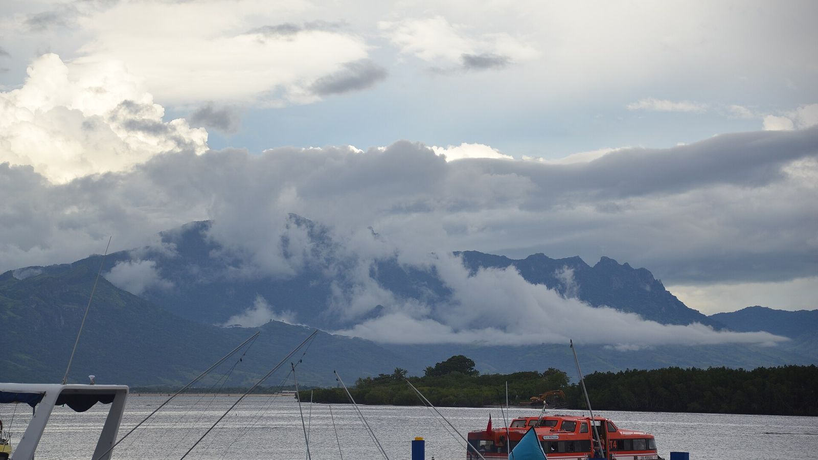 Wolken boven de bergen van Viti Levu, gezien vanaf de jachthaven van Denarau