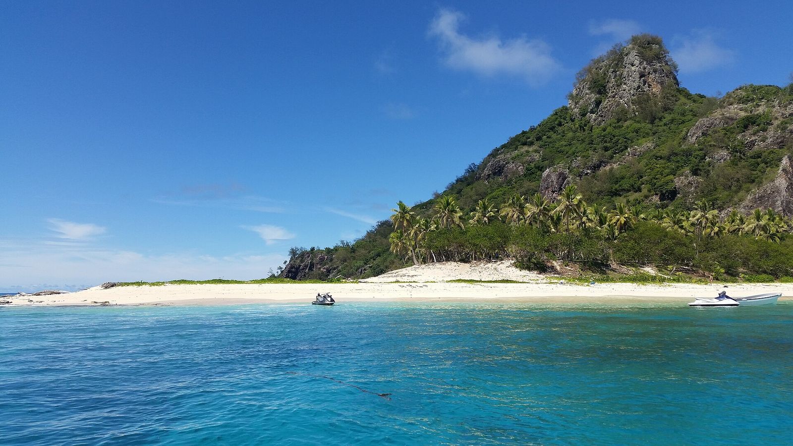 Het onbewoonde eiland Monuriki met wit strand en een rotsachtige top in de Mamanuca-eilanden