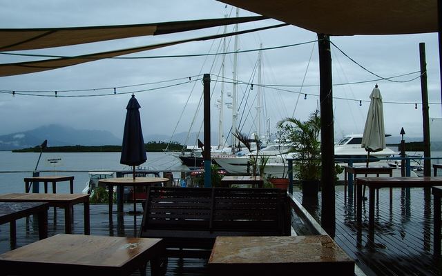 Restaurant aan de jachthaven van Port Denarau onder een donkere lucht