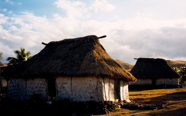 Traditionele bure met rieten dak en gevlochten wanden in het bergdorp Navala op Viti Levu