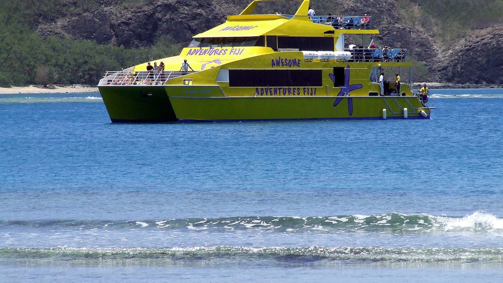 De Yasawa Flyer voor anker bij Naviti in de Yasawa-eilanden
