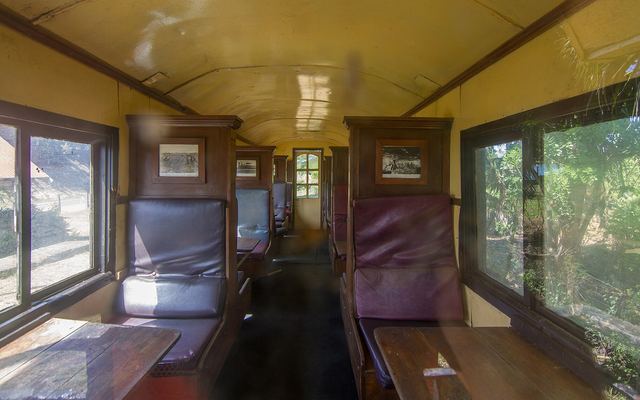 Interieur van een rijtuig van de Coral Coast Railway bij Sigatoka