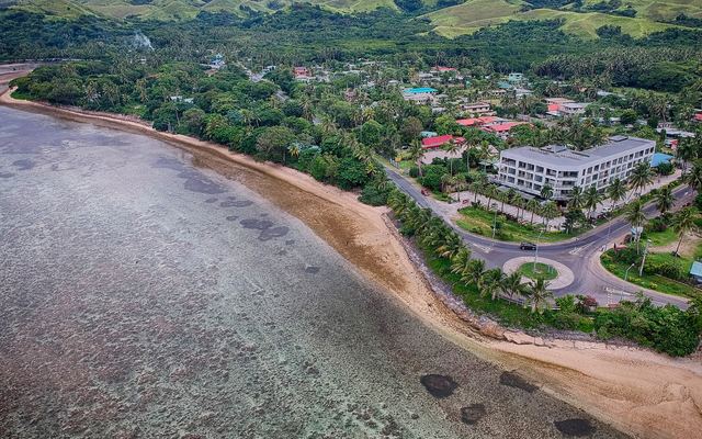 Luchtfoto van strand en lagune aan de Coral Coast van Viti Levu