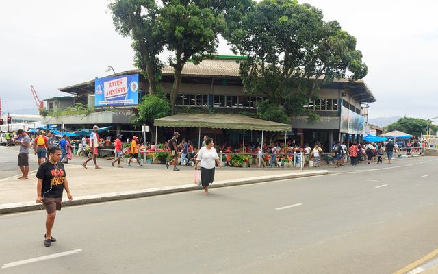 Groente- en fruitkramen op de markt van Suva