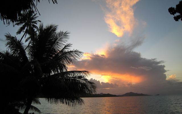 Zonsondergang achter palmbomen bij Nukubati Island