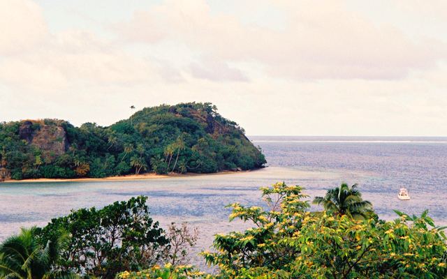 Kadavu en het Great Astrolabe Reef gezien vanaf het zuiden van het eiland