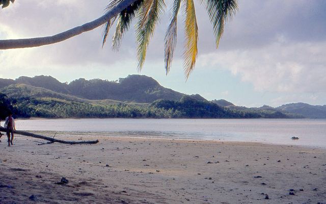 Kustlijn met strand, heuvels en lagune bij Lomaloma op Vanua Balavu in de Lau-eilanden