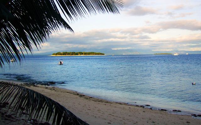 Uitzicht van Beachcomber Island naar Treasure Island in de Mamanuca's