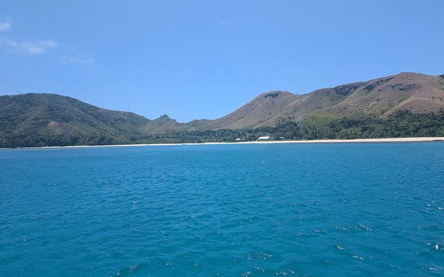 Strand en baai op Nacula in de Yasawa-eilanden