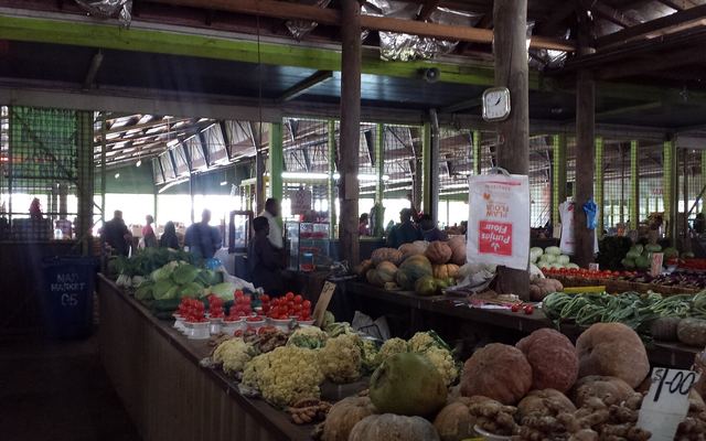 Groente- en fruitkramen in de overdekte markt van Nadi