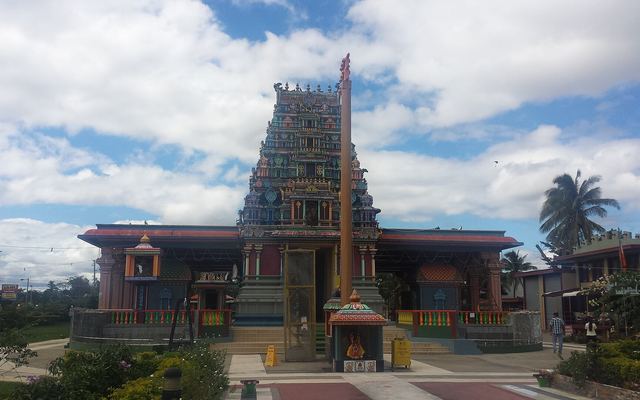 Kleurrijke gopuram van de Sri Siva Subramaniya-tempel in Nadi onder een blauwe lucht