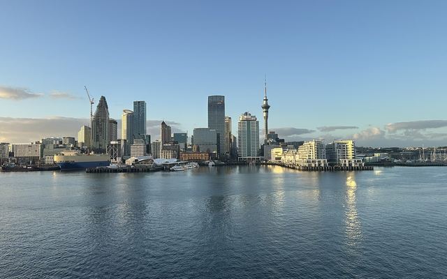 Skyline van Auckland met de Sky Tower, gezien over het water van de haven