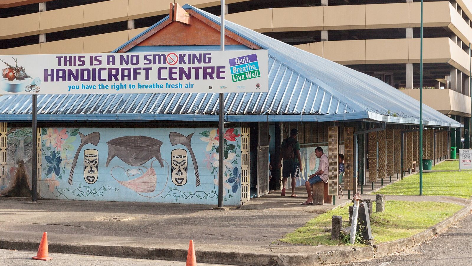 Het Handicraft Centre in Suva met een beschilderde gevel vol Fijische motieven