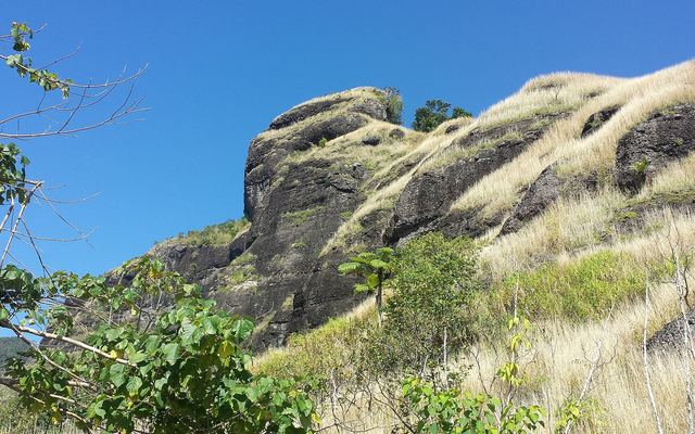Rotswand met gras en struiken op de flank van Mount Batilamu in Koroyanitu National Heritage Park