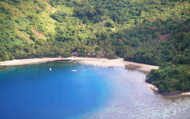 Afgelegen baai met koraalriffen in Fiji, gezien vanuit de lucht