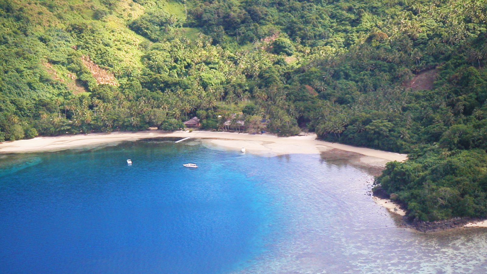 Afgelegen baai met koraalriffen in Fiji, gezien vanuit de lucht