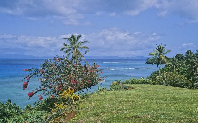 Kust van Taveuni met uitzicht richting het eiland Matagi