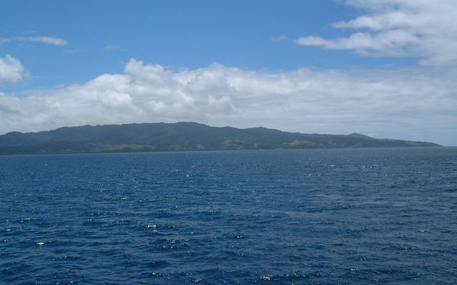 De kust van Vanua Levu gezien vanaf de veerboot naar Nabouwalu