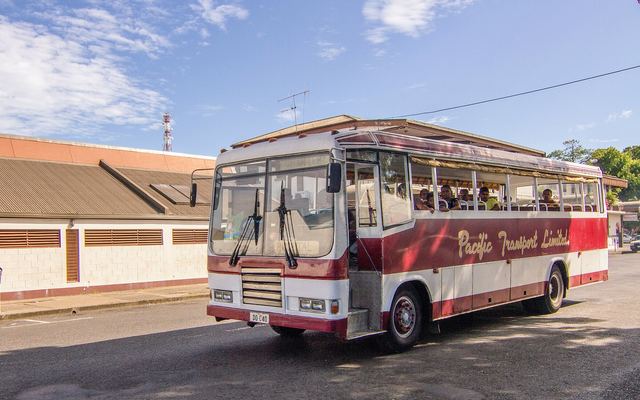 Lijnbus op een busstation op Viti Levu