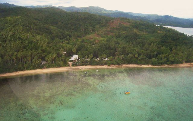 Kleinschalig resort tussen de palmen aan de kust van Viti Levu, vanuit de lucht