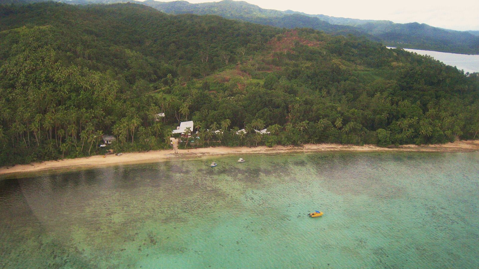 Kleinschalig resort tussen de palmen aan de kust van Viti Levu, vanuit de lucht
